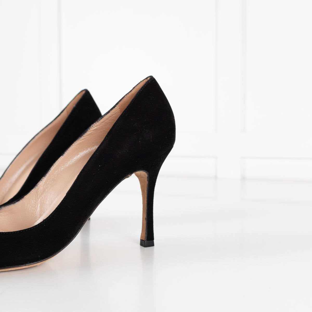 Manolo Blahnik Black Court Shoe With Bow - Image 10