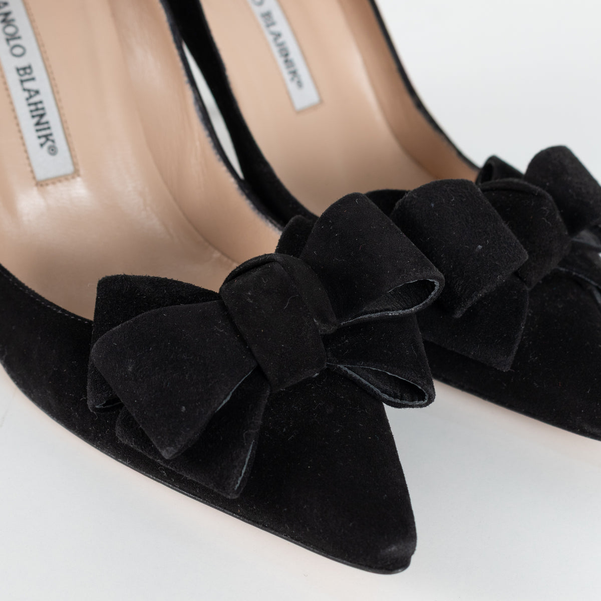 Manolo Blahnik Black Court Shoe With Bow - Image 12
