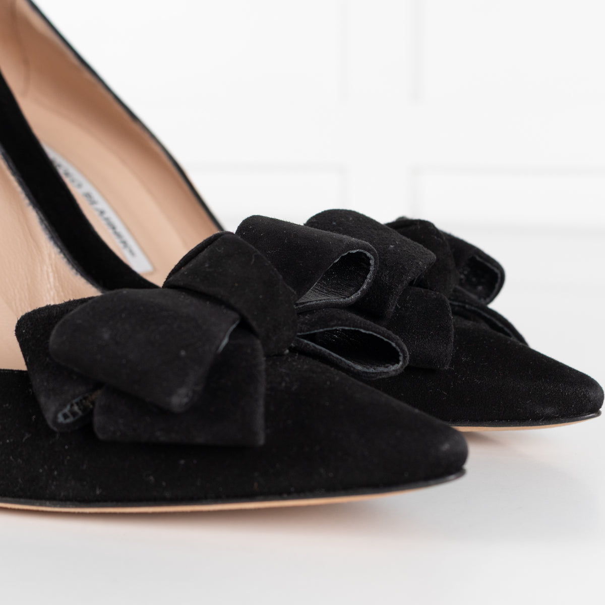 Manolo Blahnik Black Court Shoe With Bow - Image 13