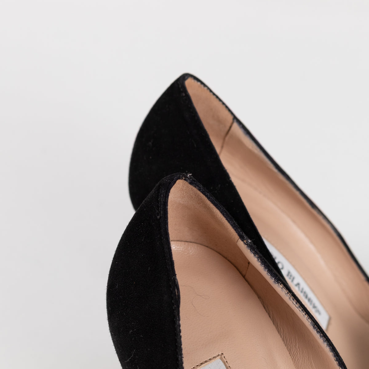 Manolo Blahnik Black Court Shoe With Bow - Image 14