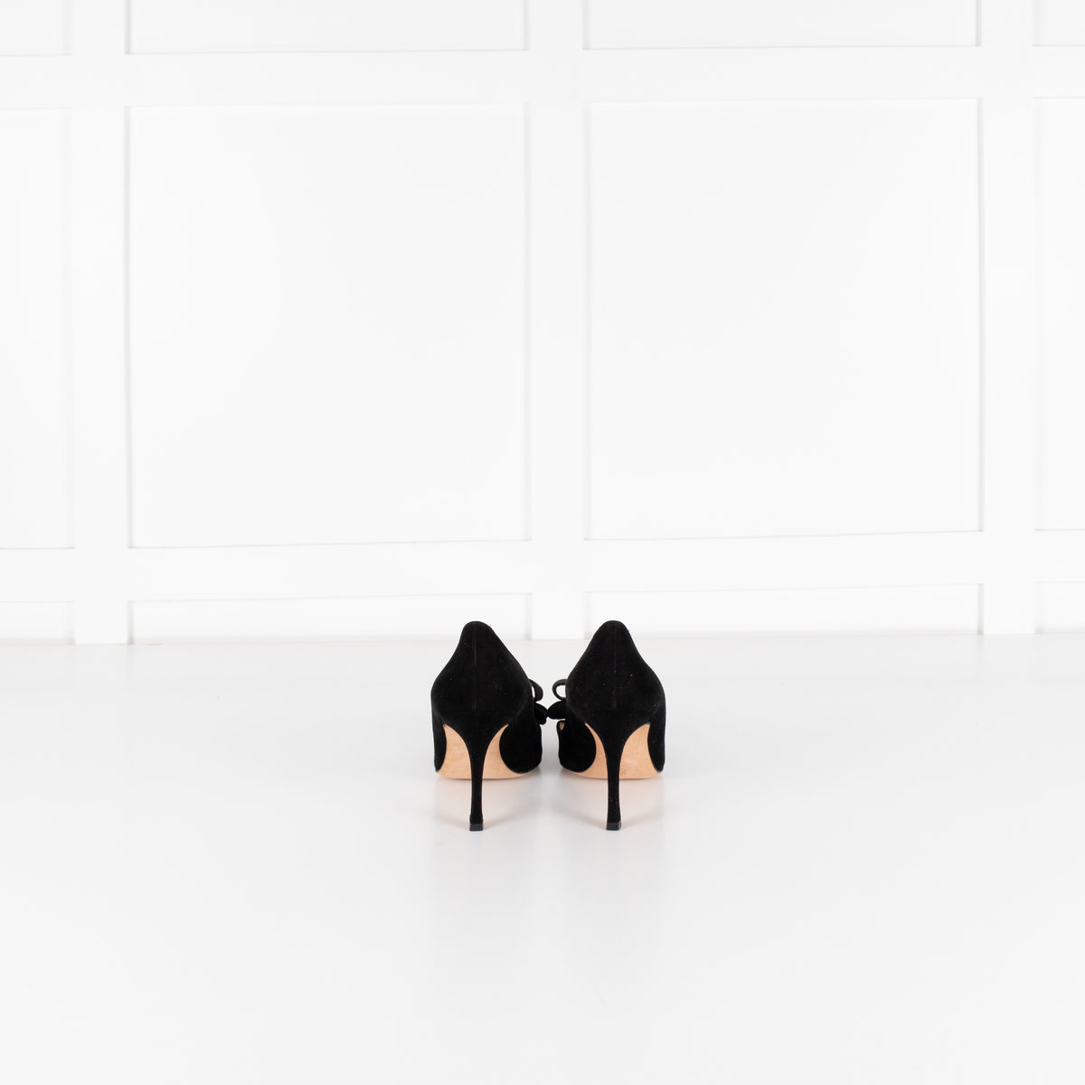 Manolo Blahnik Black Court Shoe With Bow - Image 4