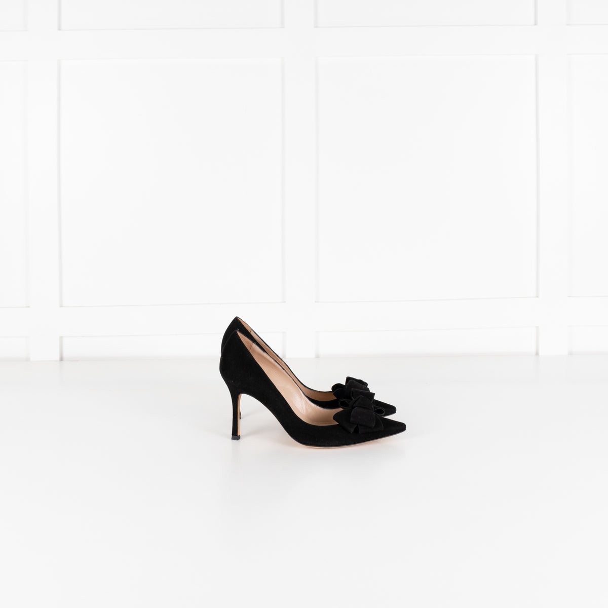 Manolo Blahnik Black Court Shoe With Bow - Image 5