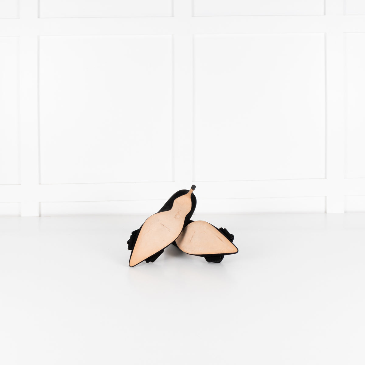 Manolo Blahnik Black Court Shoe With Bow - Image 7