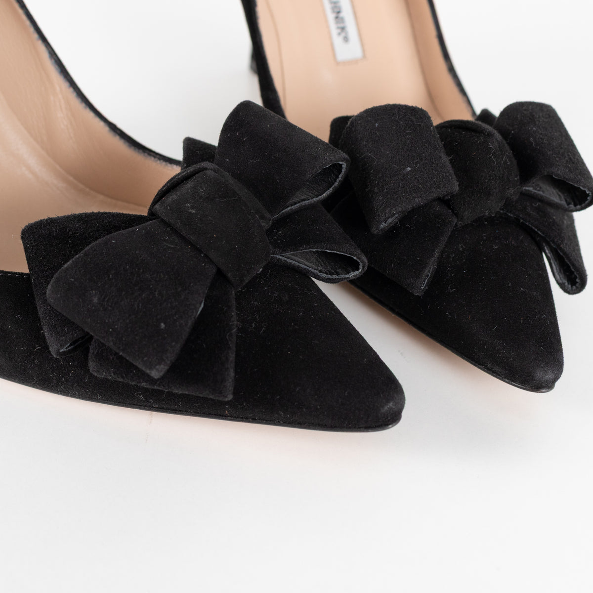 Manolo Blahnik Black Court Shoe With Bow - Image 9