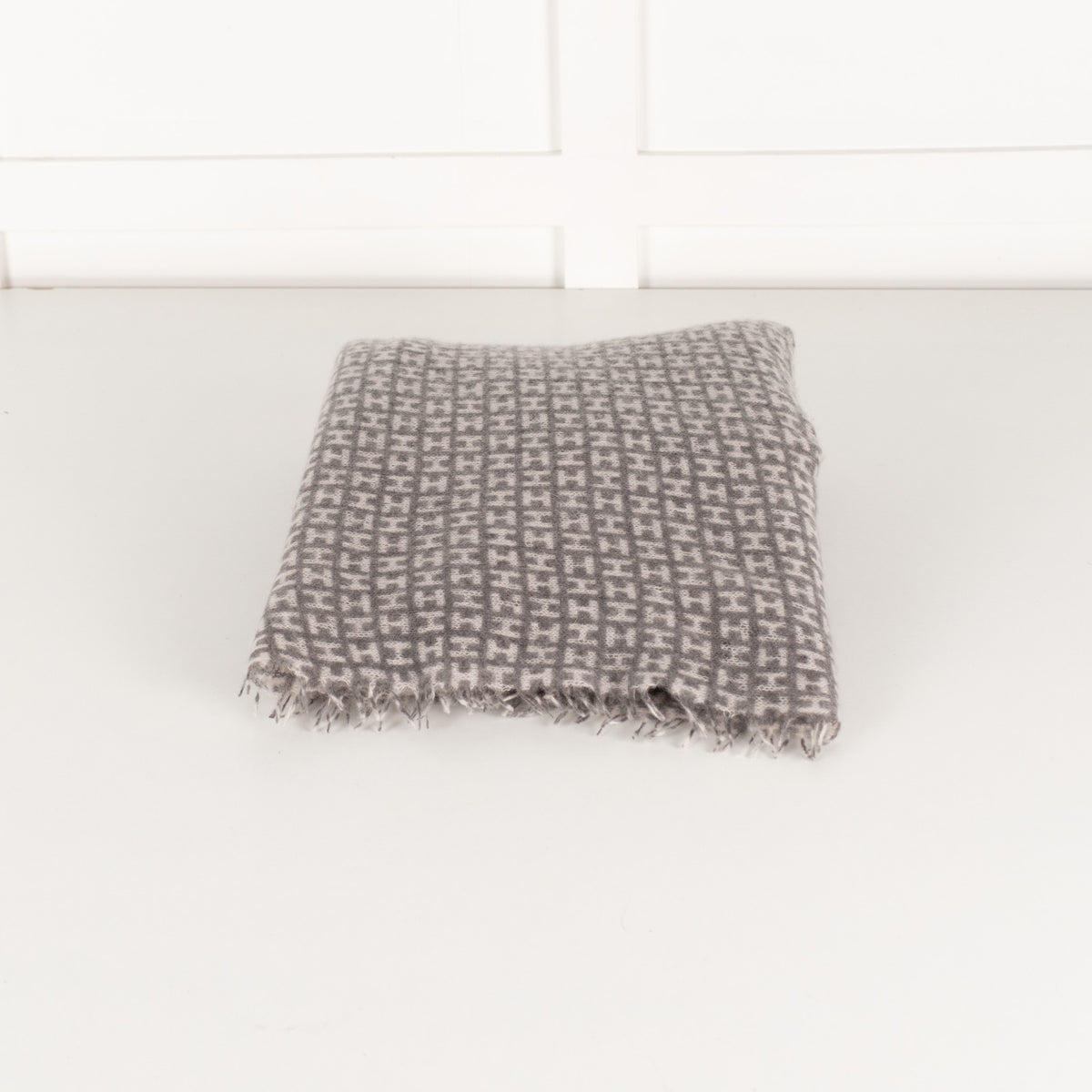 Unbranded Grey and White Scarf - Image 1