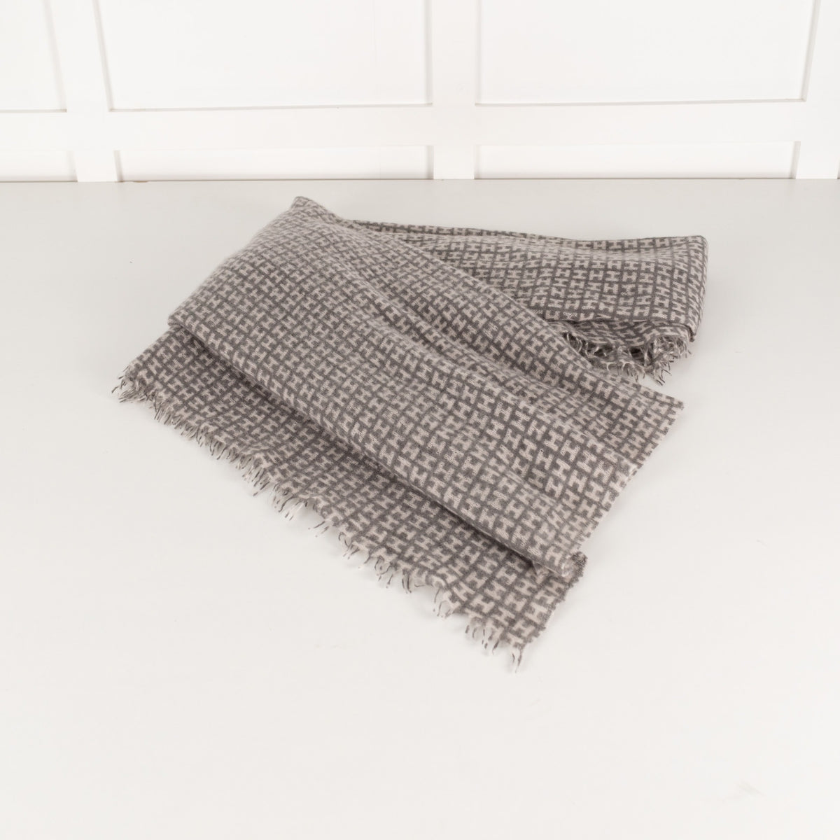 Unbranded Grey and White Scarf - Image 2
