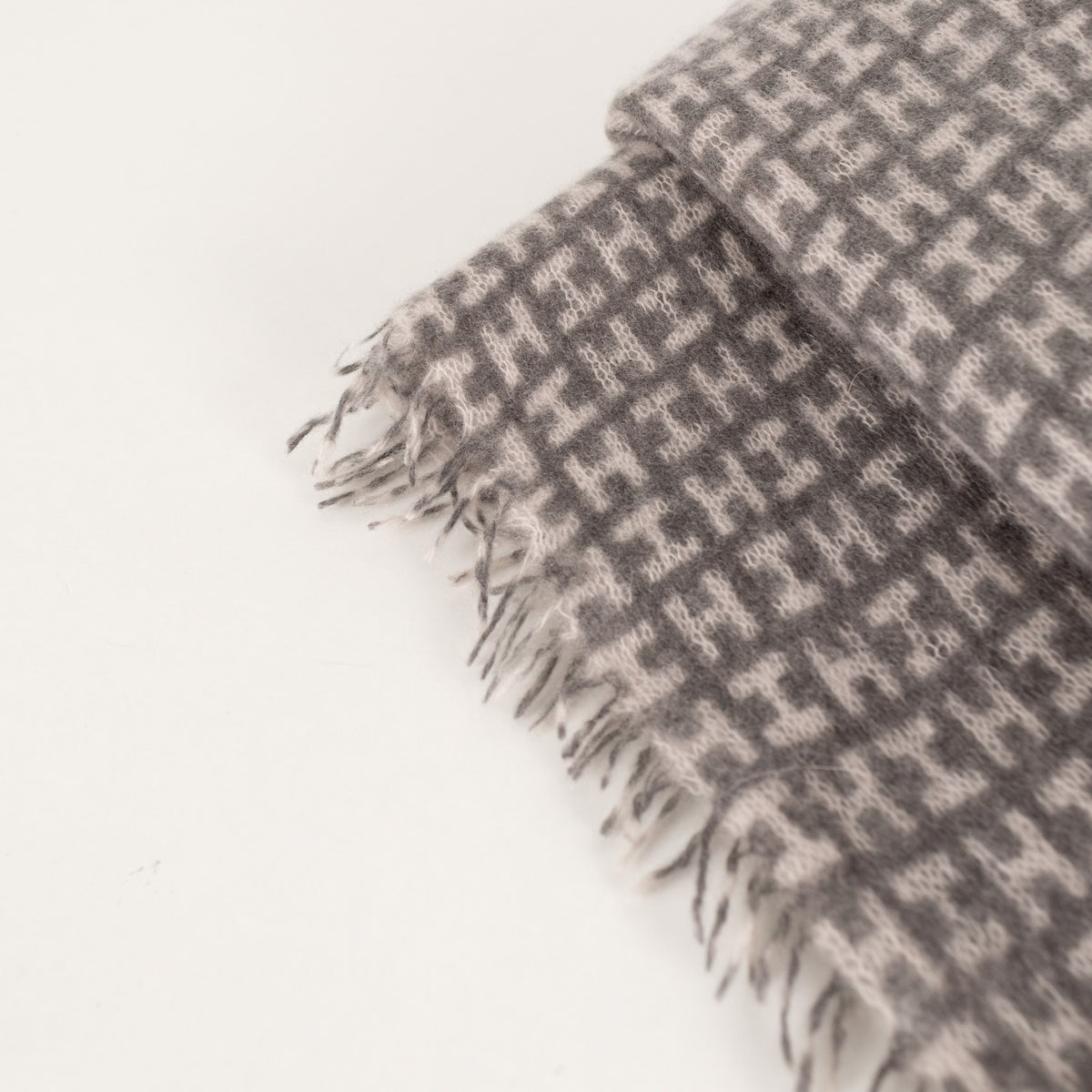 Unbranded Grey and White Scarf - Image 3