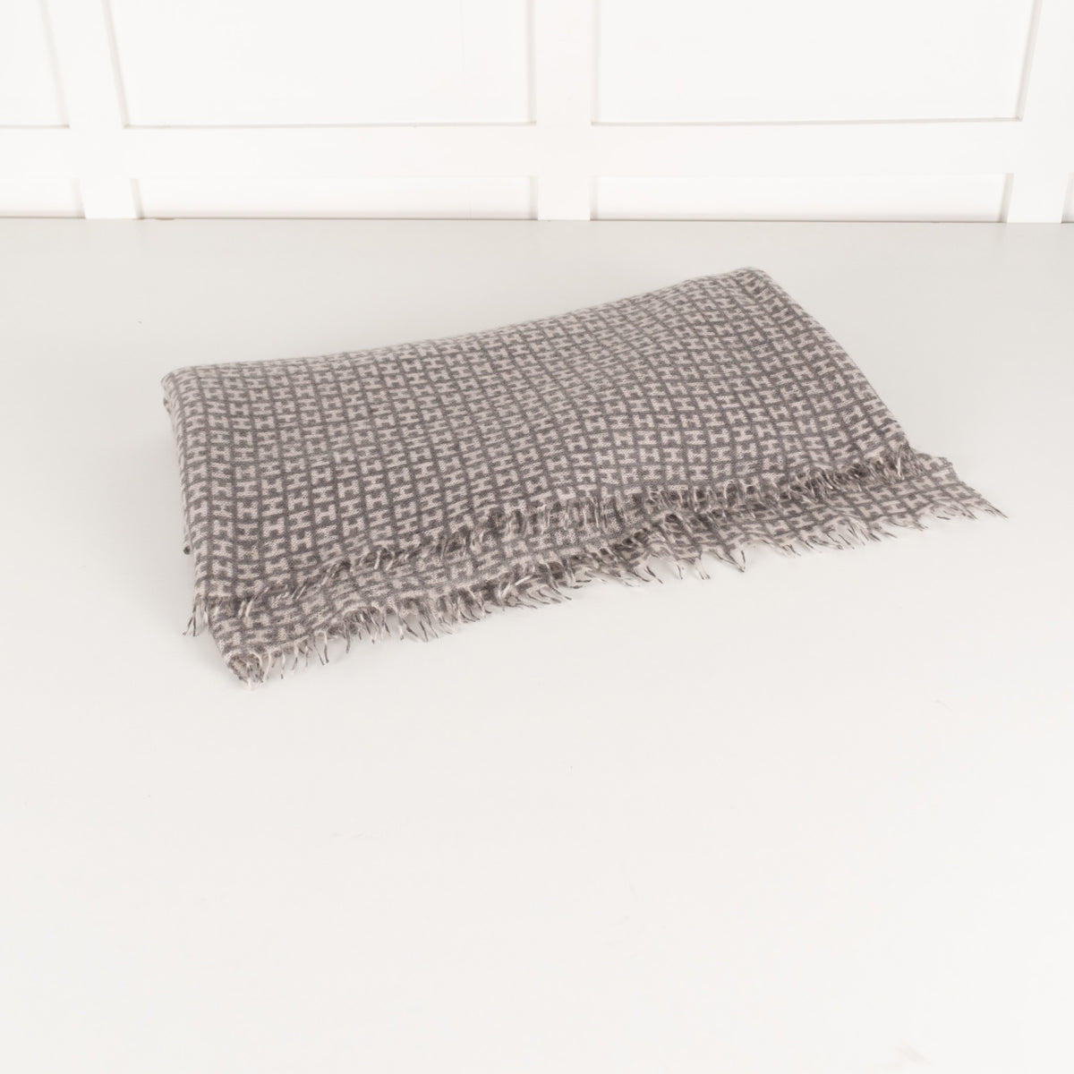 Unbranded Grey and White Scarf - Image 4