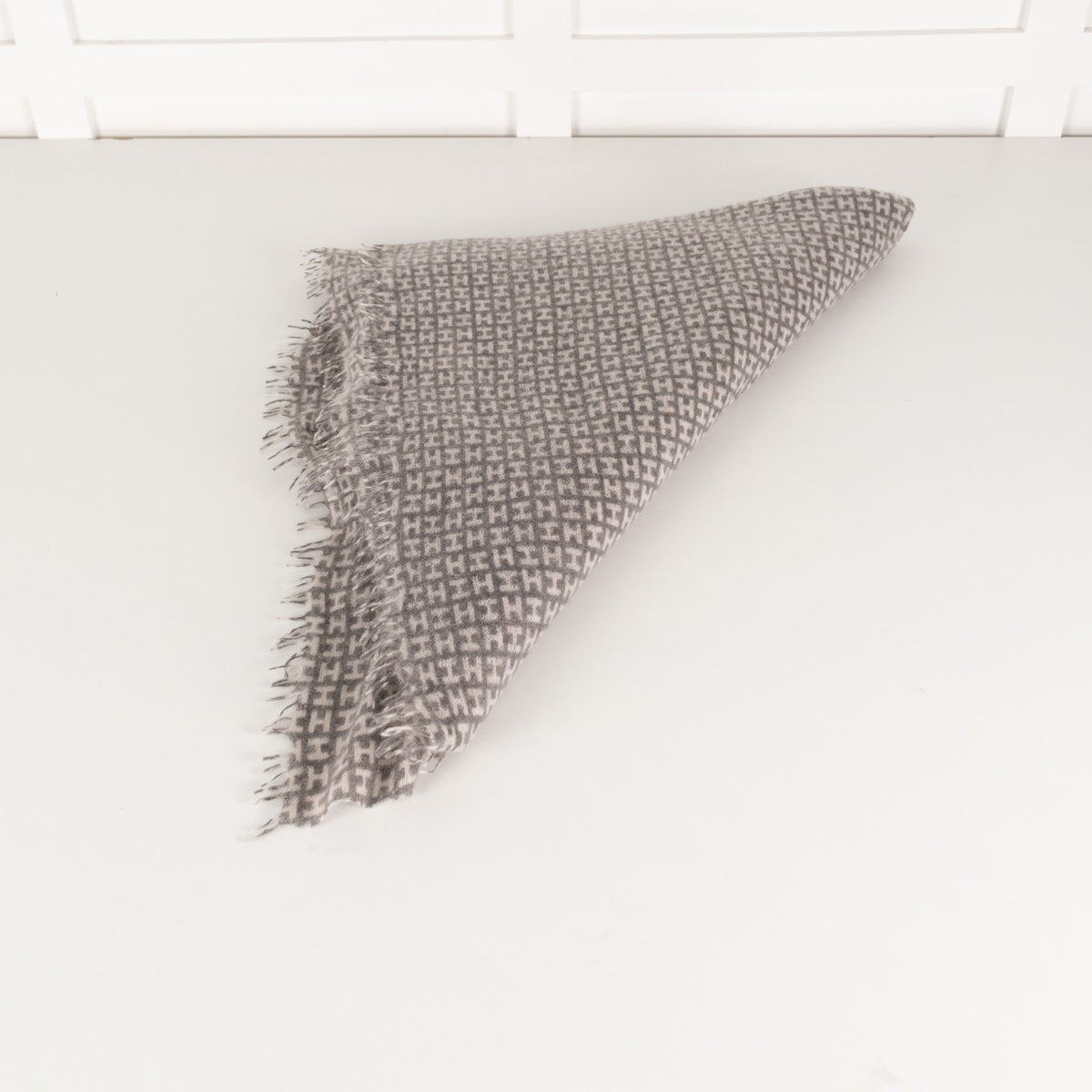 Unbranded Grey and White Scarf - Image 5