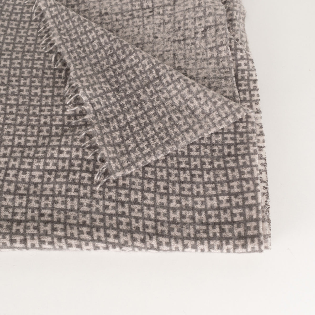 Unbranded Grey and White Scarf - Image 6