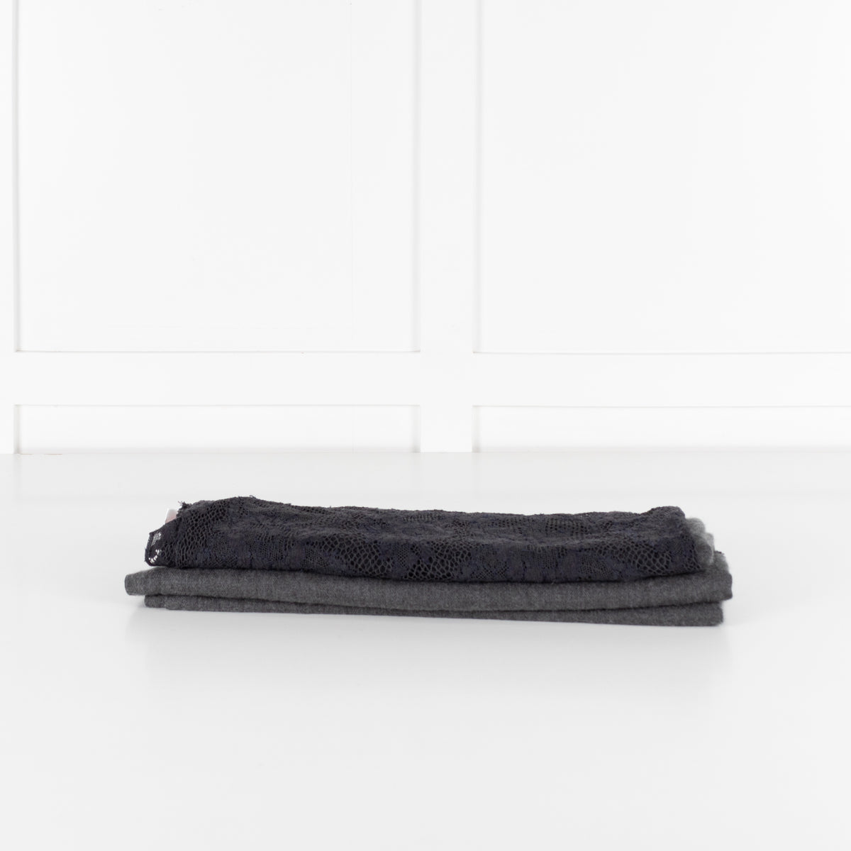 Valentino Garavani Grey Lace-Trim Cashmere Mix Scarf - Image 1