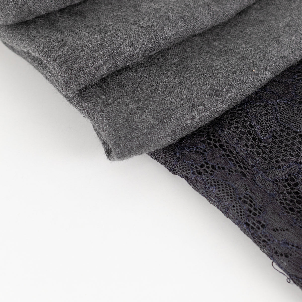 Valentino Garavani Grey Lace-Trim Cashmere Mix Scarf - Image 5