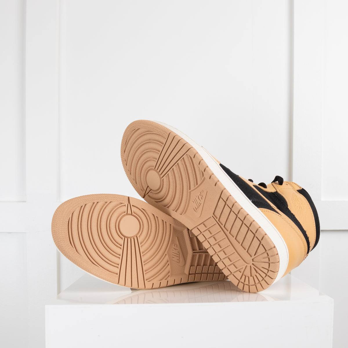 Nike Air Jordan Retro High 'Heirloom' Trainers